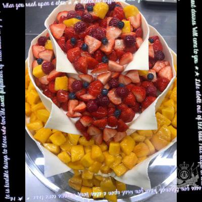 ウェディングケーキ( ´͈ ॢꇴ `͈ॢ)･*♡<br>3段のフルーツシャワーケーキ♡