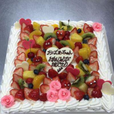 みーんなでお祝い(^_-)-☆<br>おばあちゃんのお誕生日の<br>お祝いケーキです。<br> <br>30ｃｍ×30ｃｍです。<br> <br>お店でお祝いされたそうです。<br> <br>おめでとうございます★